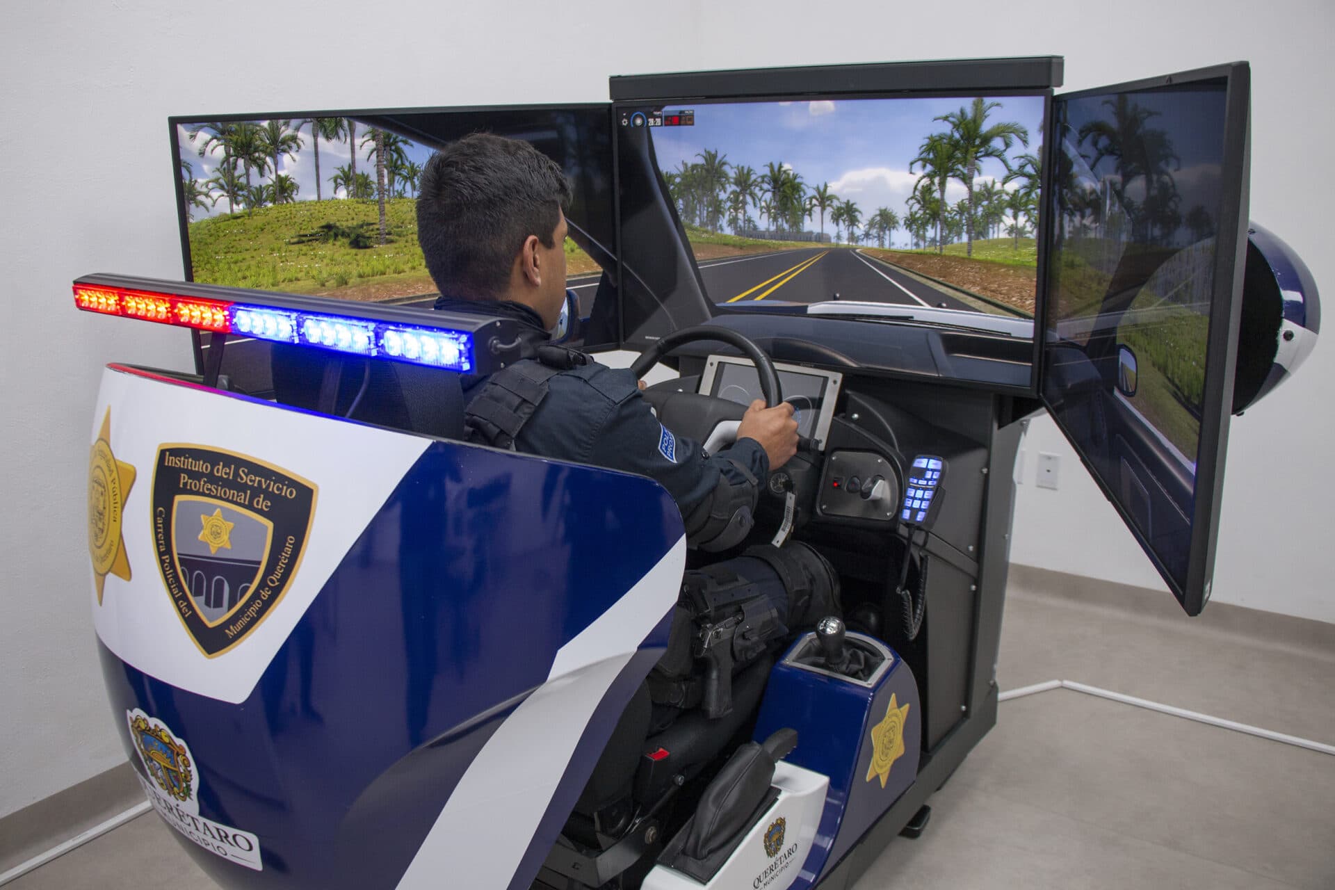 Querétaro police officers training on the APEX patrol simulator