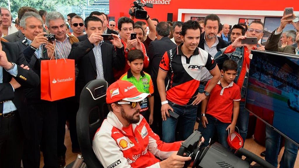 Simulador de carreras APEX con Fernando Alonso