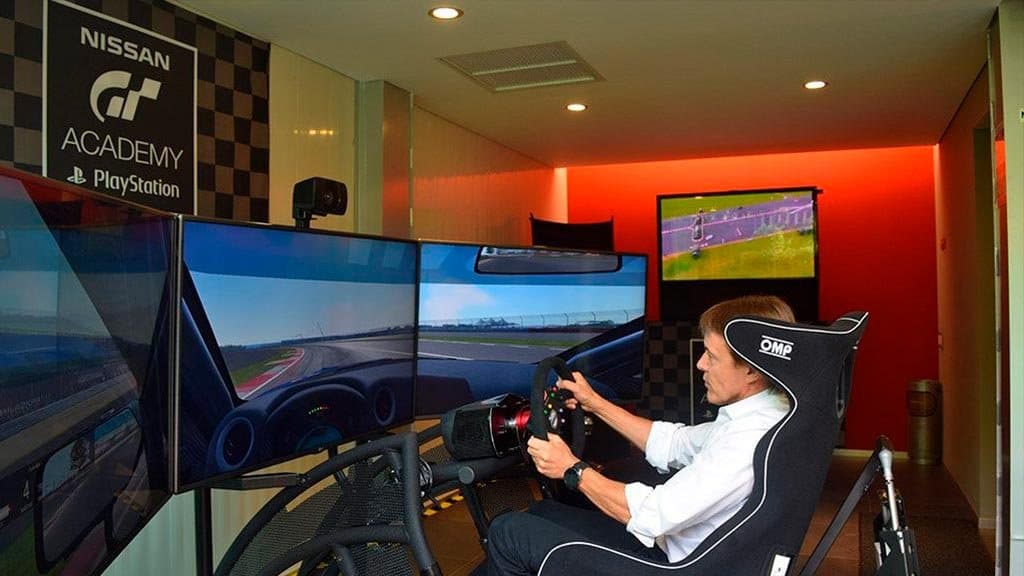 Simulador de carreras APEX con Adrián Fernández