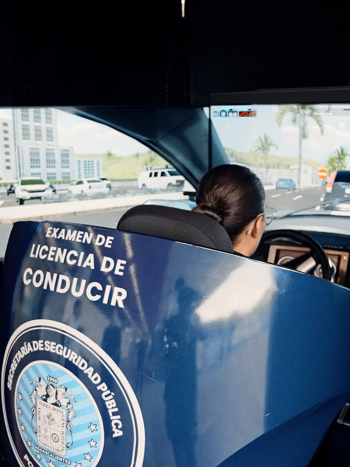 Operador entrenando en el simulador APEX mientras el sistema registra su telemetría