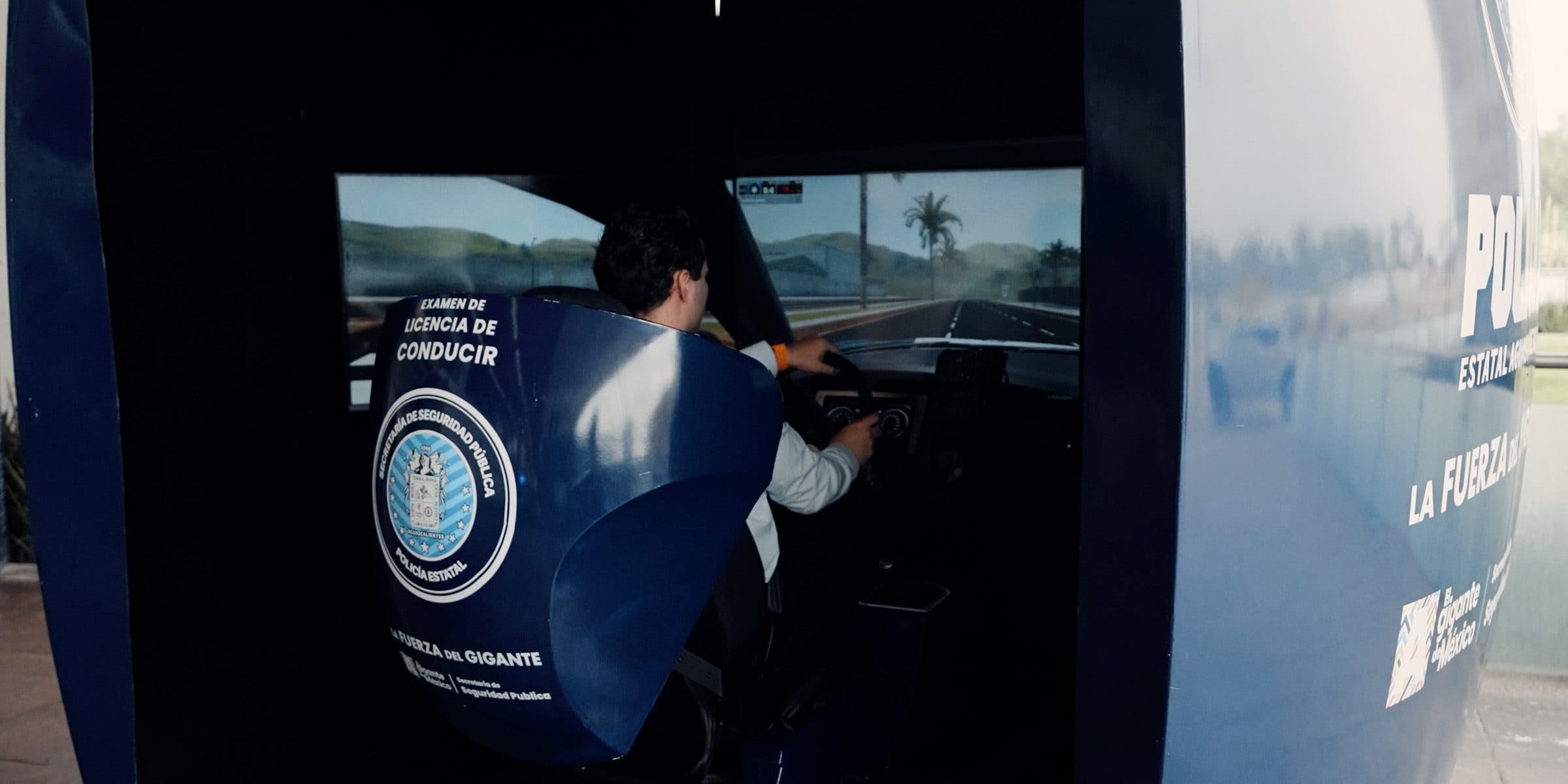 Operador entrenando en el simulador APEX mientras el sistema registra su telemetría