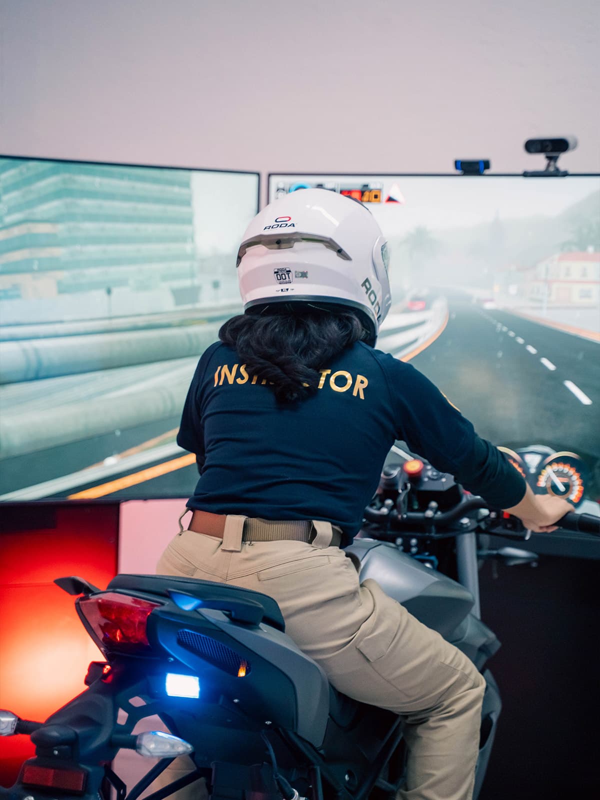 Operador entrenando en el simulador APEX mientras el sistema registra su telemetría