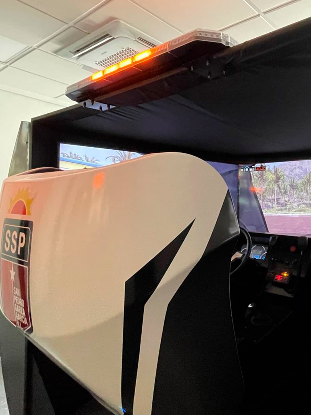 Operador entrenando en el simulador APEX mientras el sistema registra su telemetría
