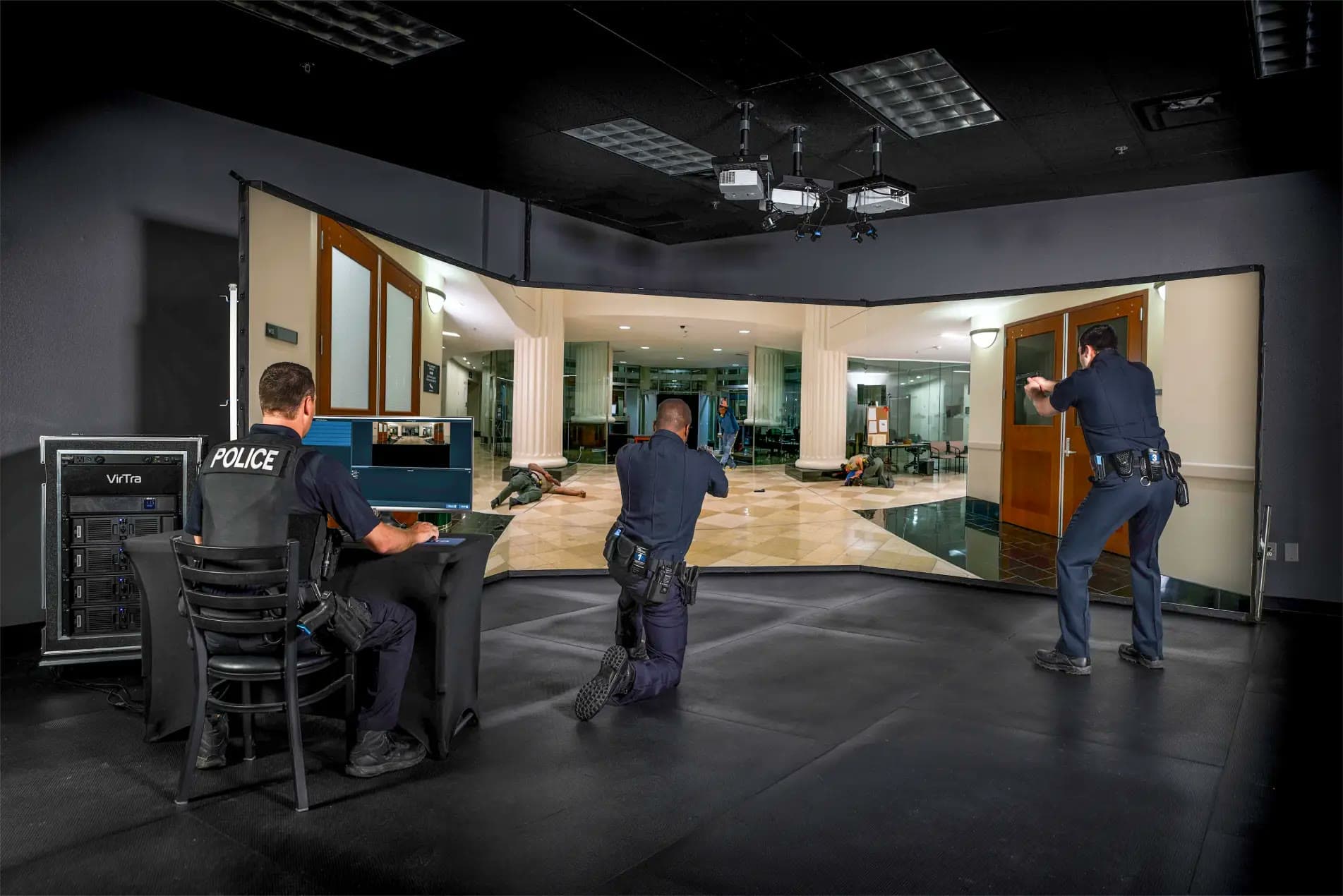 Operador entrenando en el simulador APEX mientras el sistema registra su telemetría