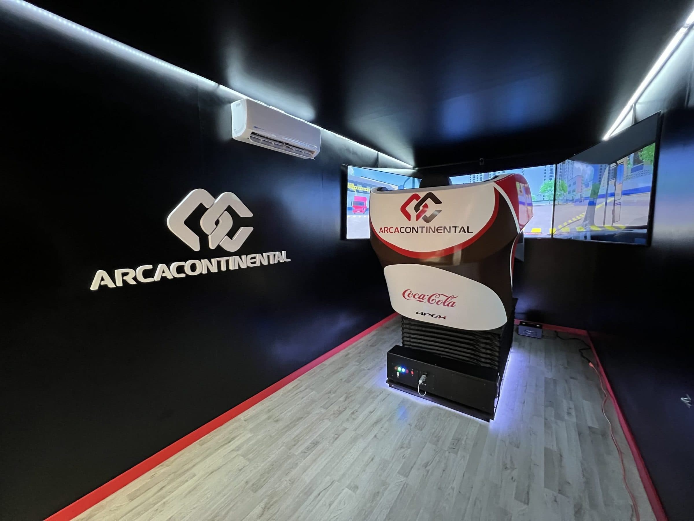 Arca Continental y su aula móvil con simuladores para capacitación de conductores de transporte de carga.