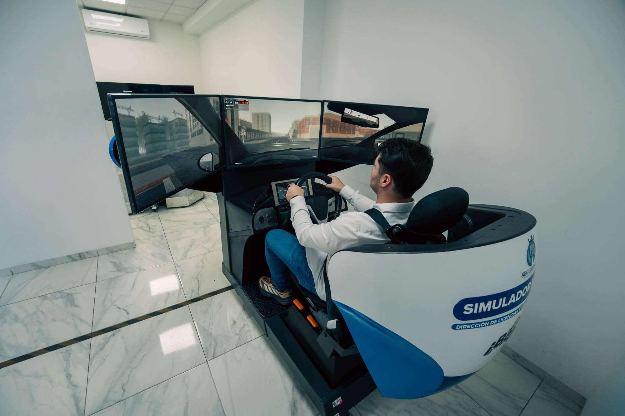 Aspirante presentando el examen de manejo en el simulador de automóvil de Guanajuato