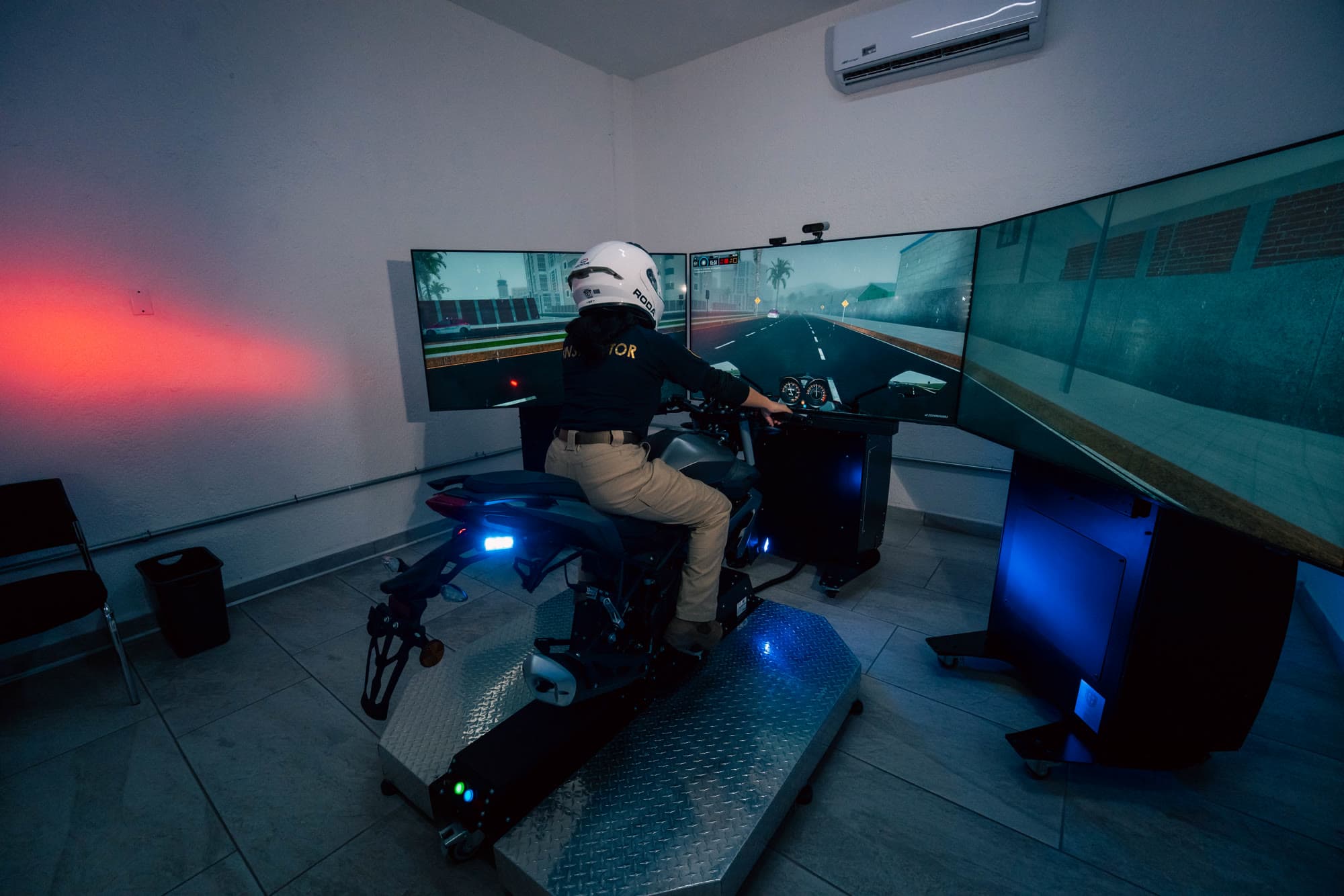 Los motopolicías de Escobedo entrenan con simulador de motocicleta APEX