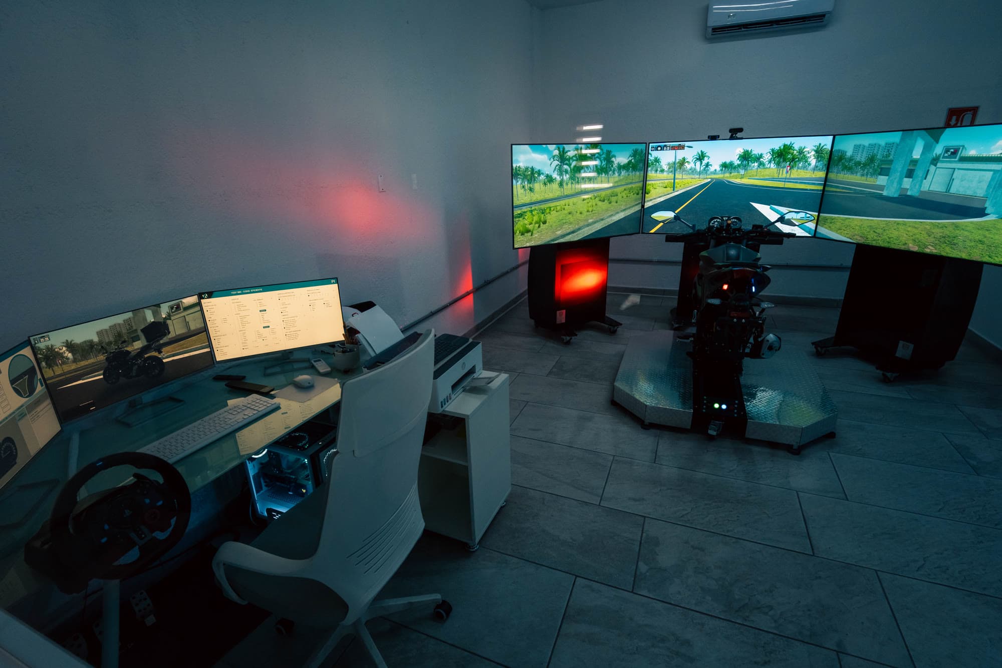 Aula de simuladores de motocicleta de la policía de Escobedo