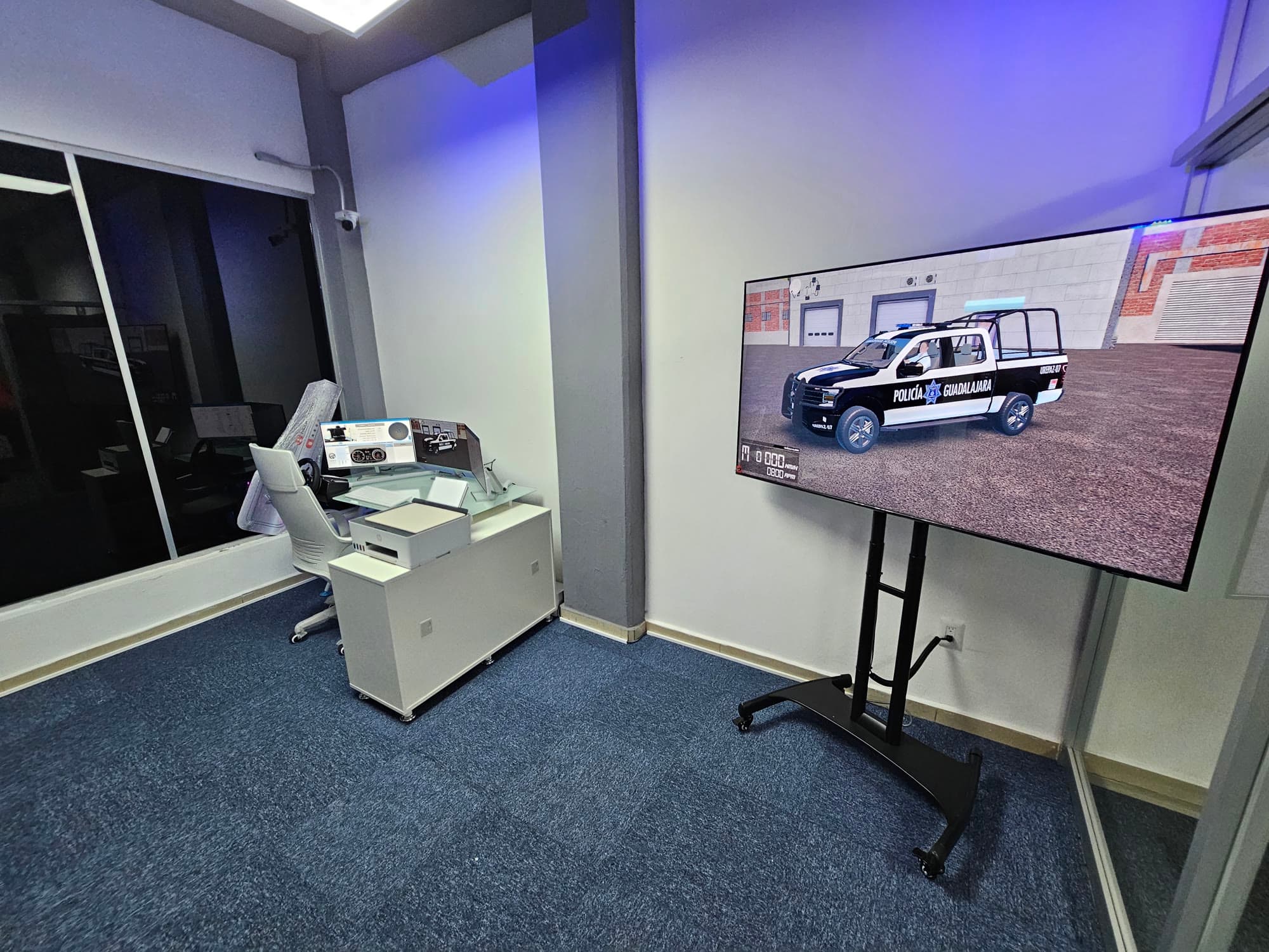 Sala del simulador de patrulla de la Policía de Guadalajara con estación de instructor