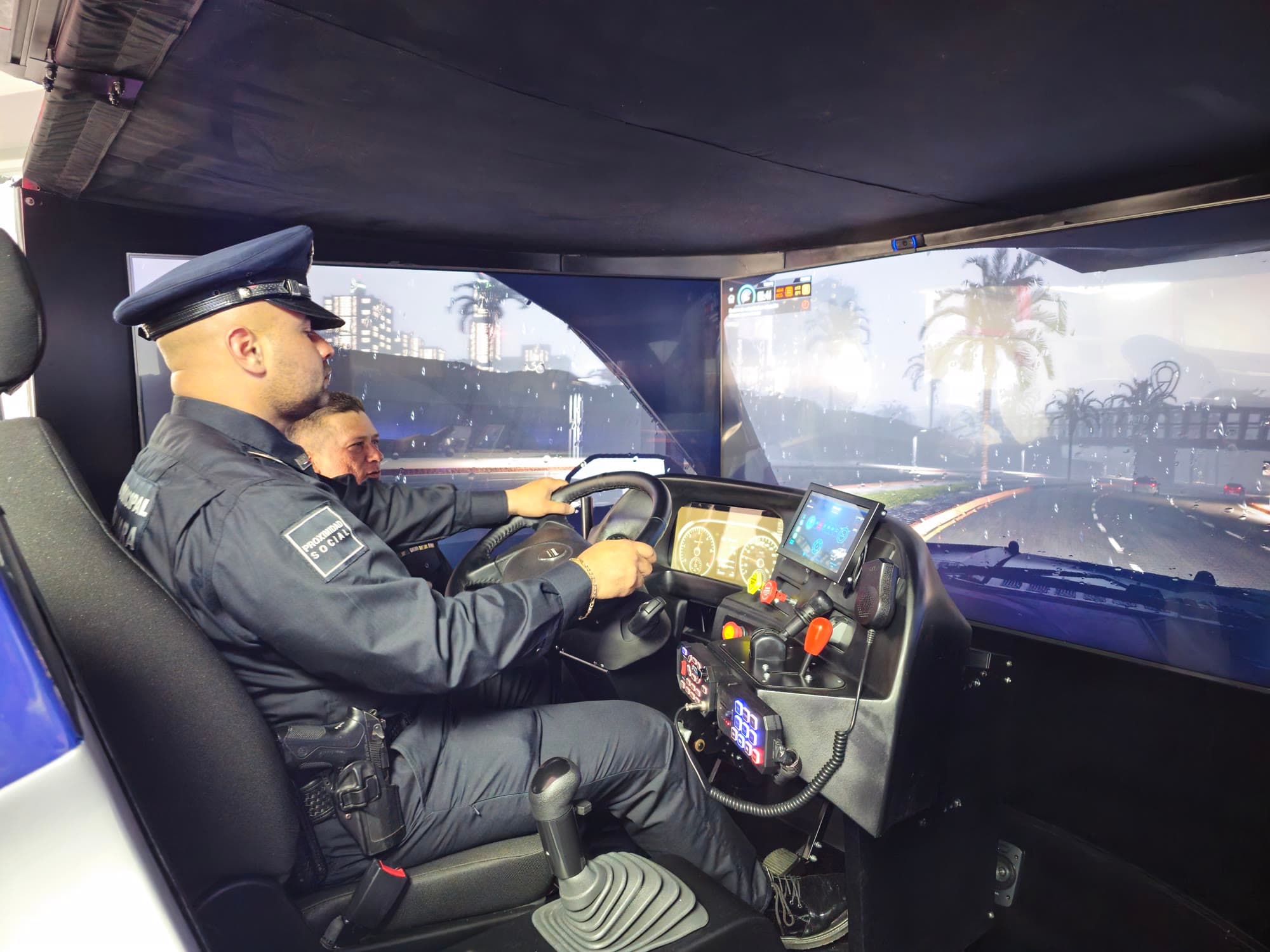 Elemento de la Policía de Guadalajara conduciendo el simulador de patrulla APEX