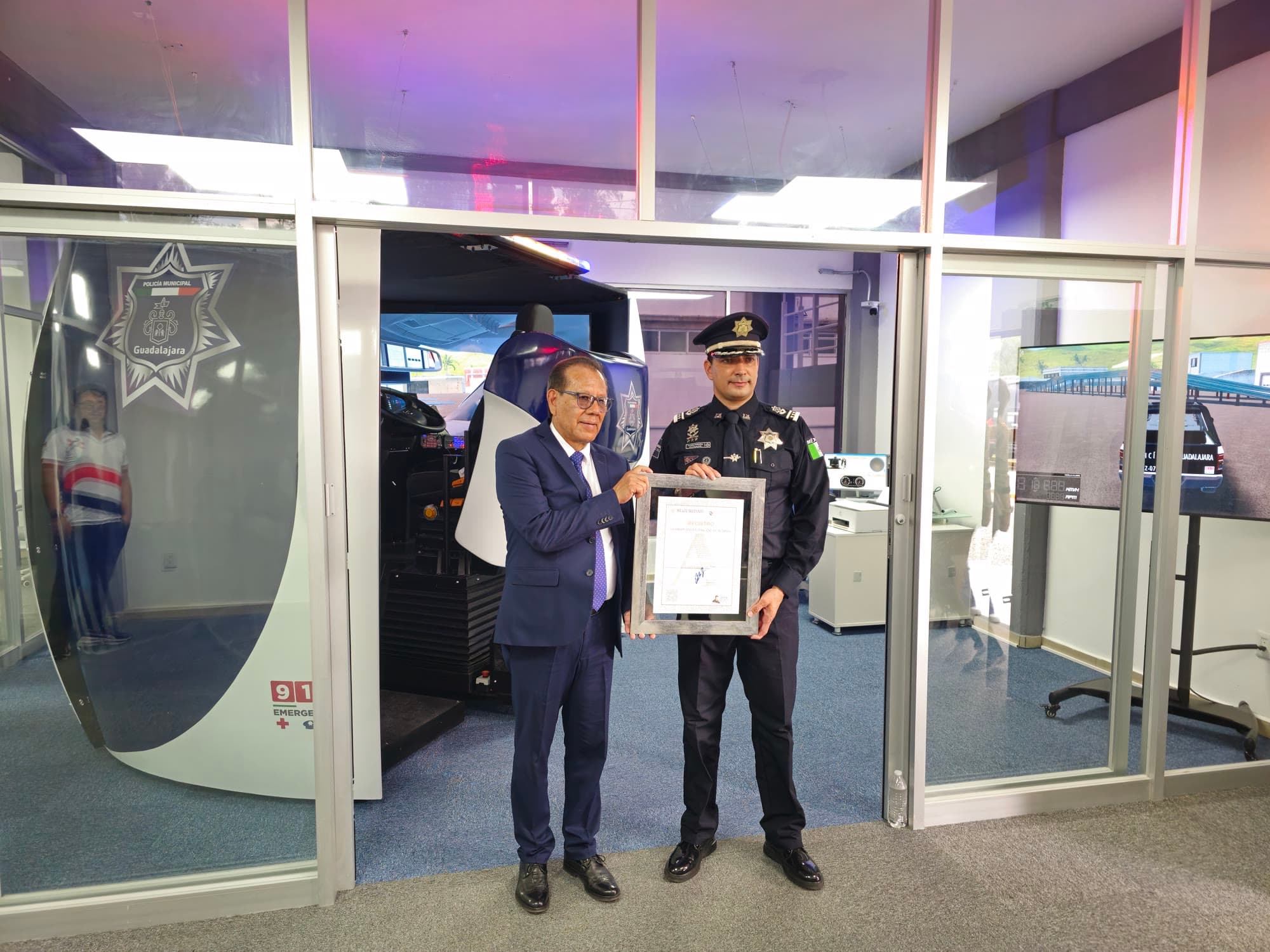 Entrega del simulador de patrulla APEX a la Comisaría de Guadalajara