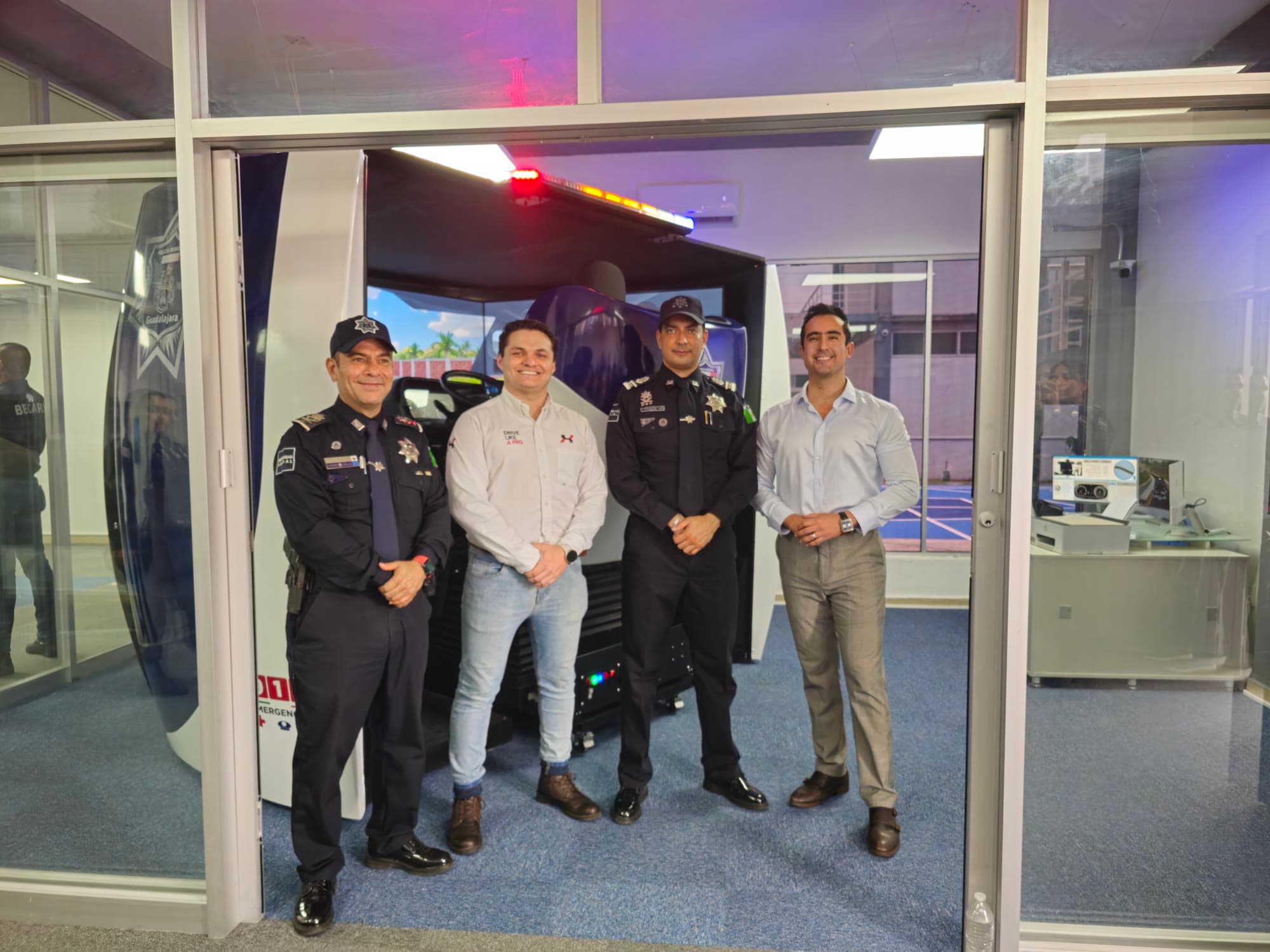 Equipo de la Policía de Guadalajara y APEX junto a los simuladores