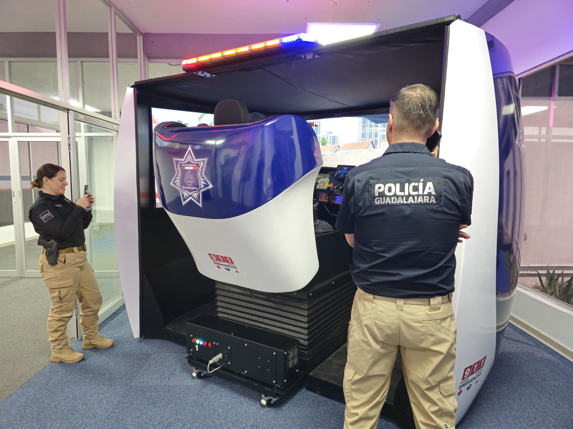 La Policía de Guadalajara entrena conducción táctica con simulador de patrulla APEX