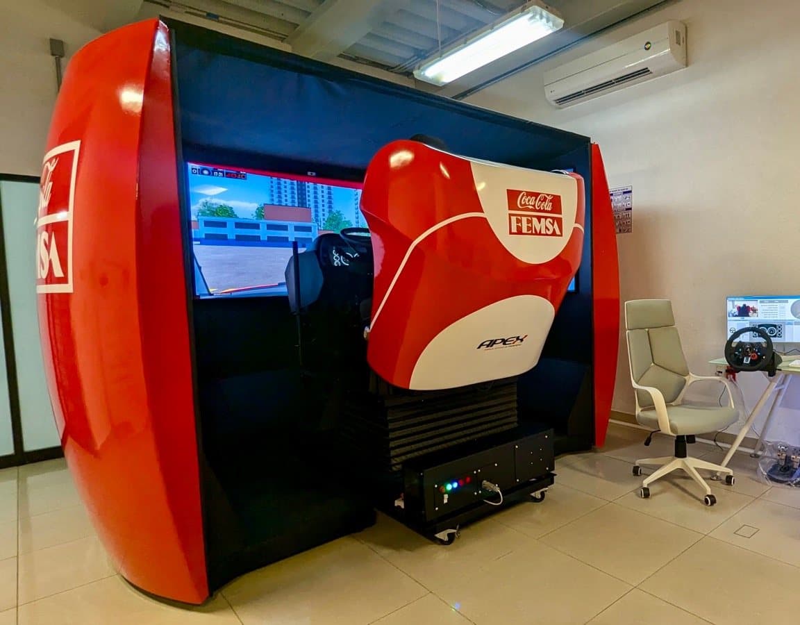 Simulador de transporte pesado APEX con el branding rojo de Coca-Cola FEMSA