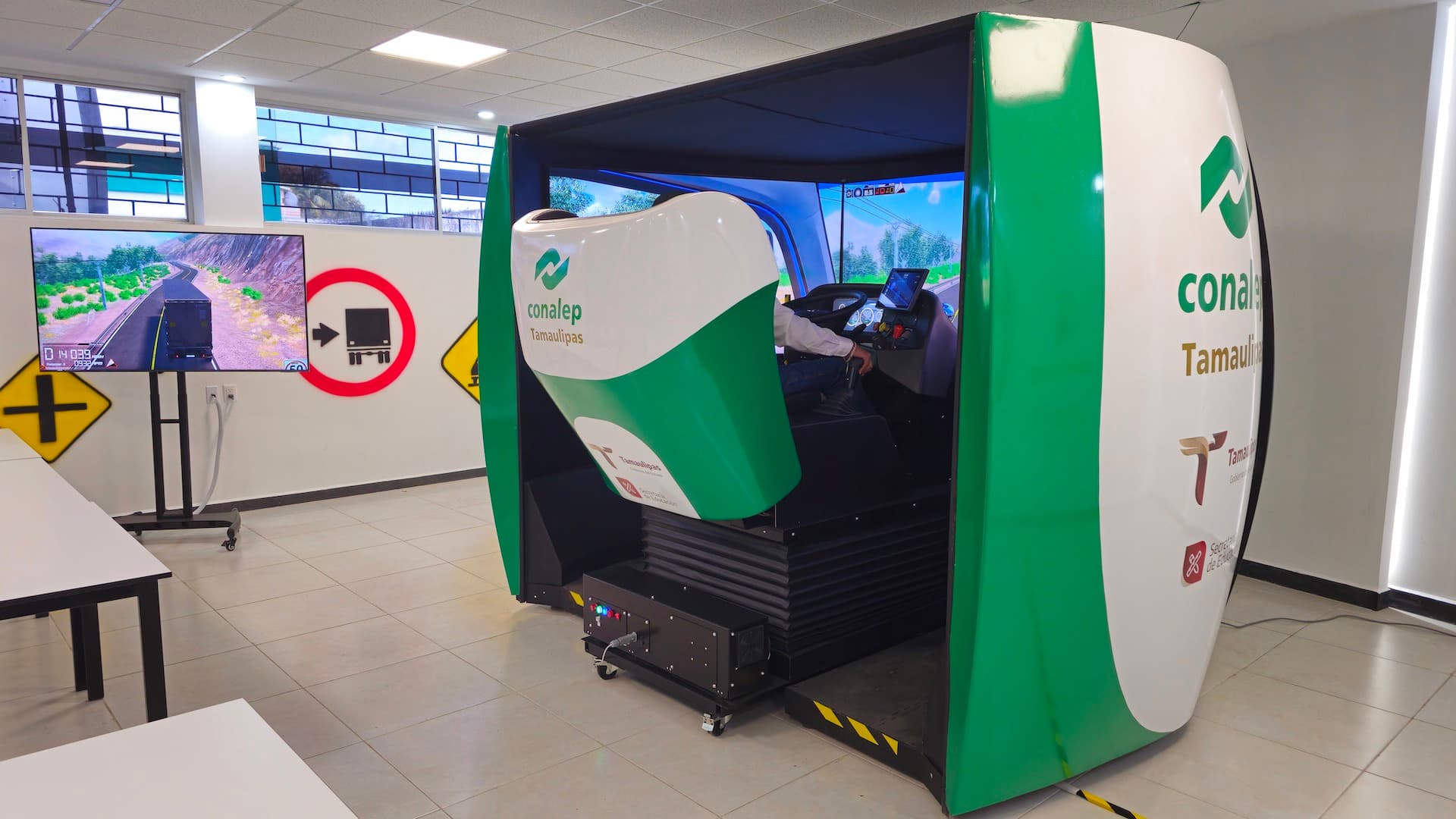 Simulador de autotransporte APEX en planteles CONALEP