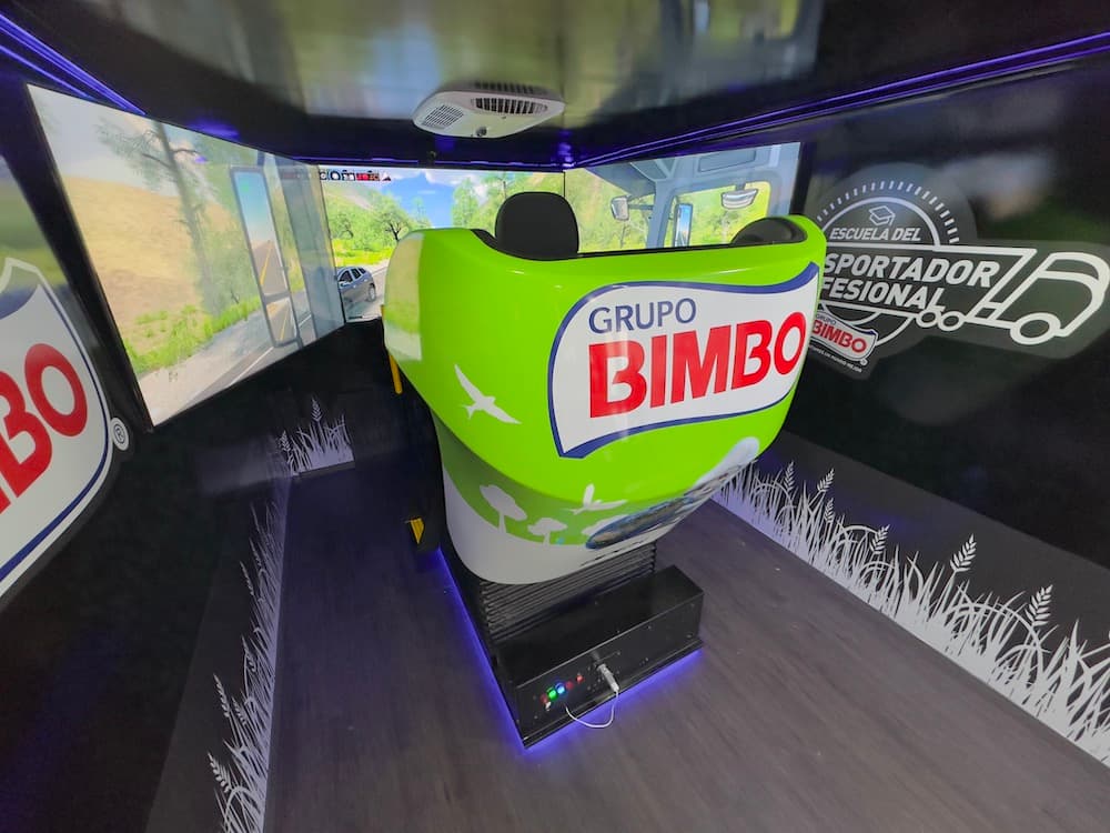Aula móvil APEX con simulador de transporte de Grupo Bimbo
