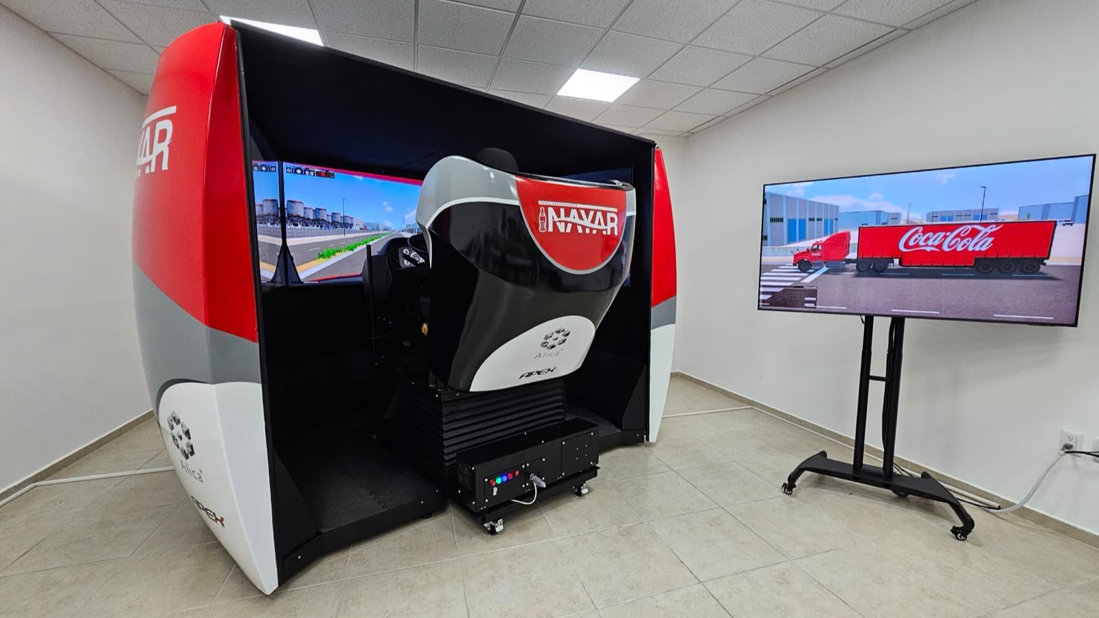 Simulador de transporte APEX de Coca-Cola Nayar con el branding rojo del embotellador