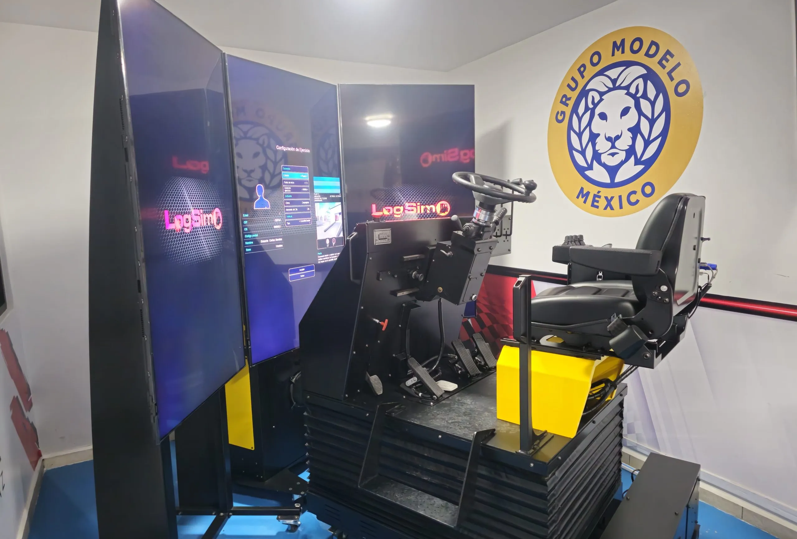 Simulador de montacargas APEX en centro de distribución de Grupo Modelo