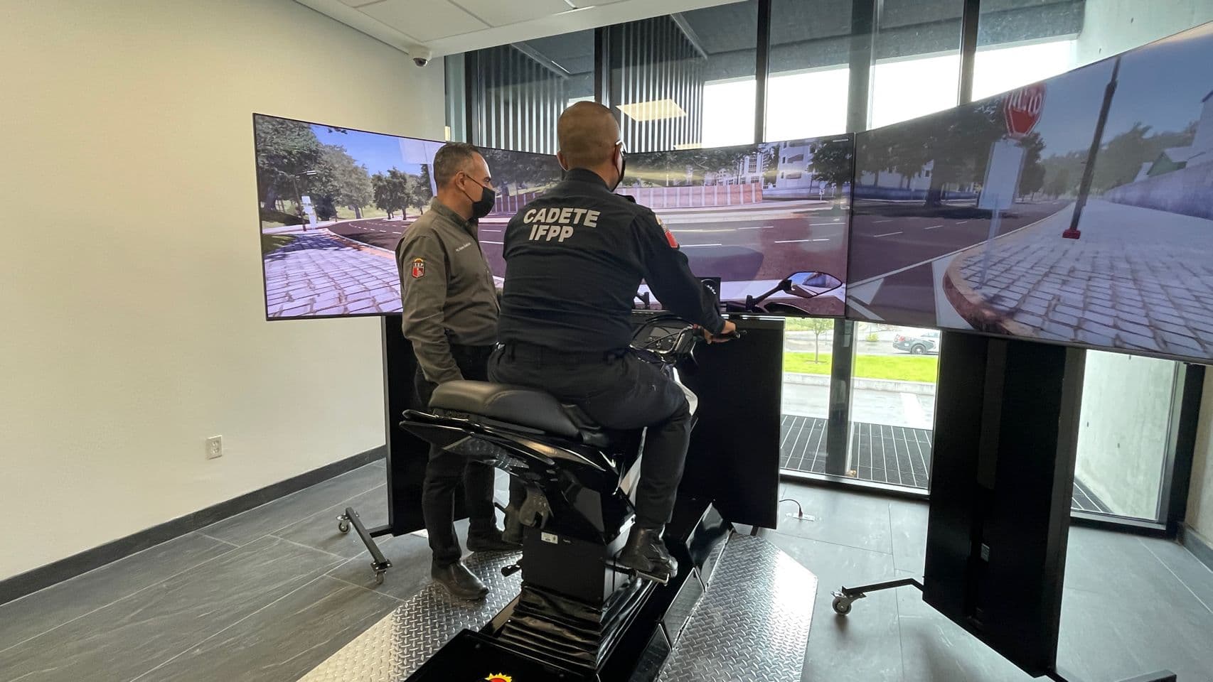 Motopolicías de San Pedro Garza García entrenando en el simulador de motocicleta APEX