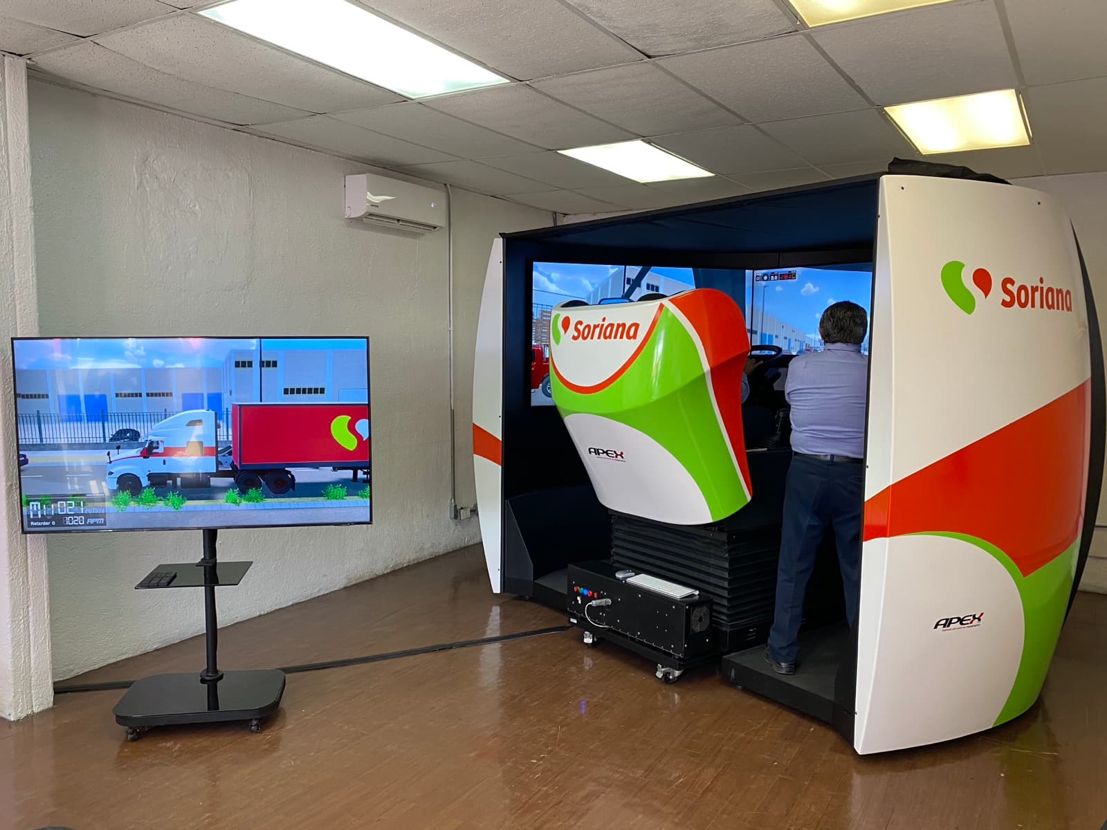 Simulador de transporte APEX en aula de capacitación de Soriana