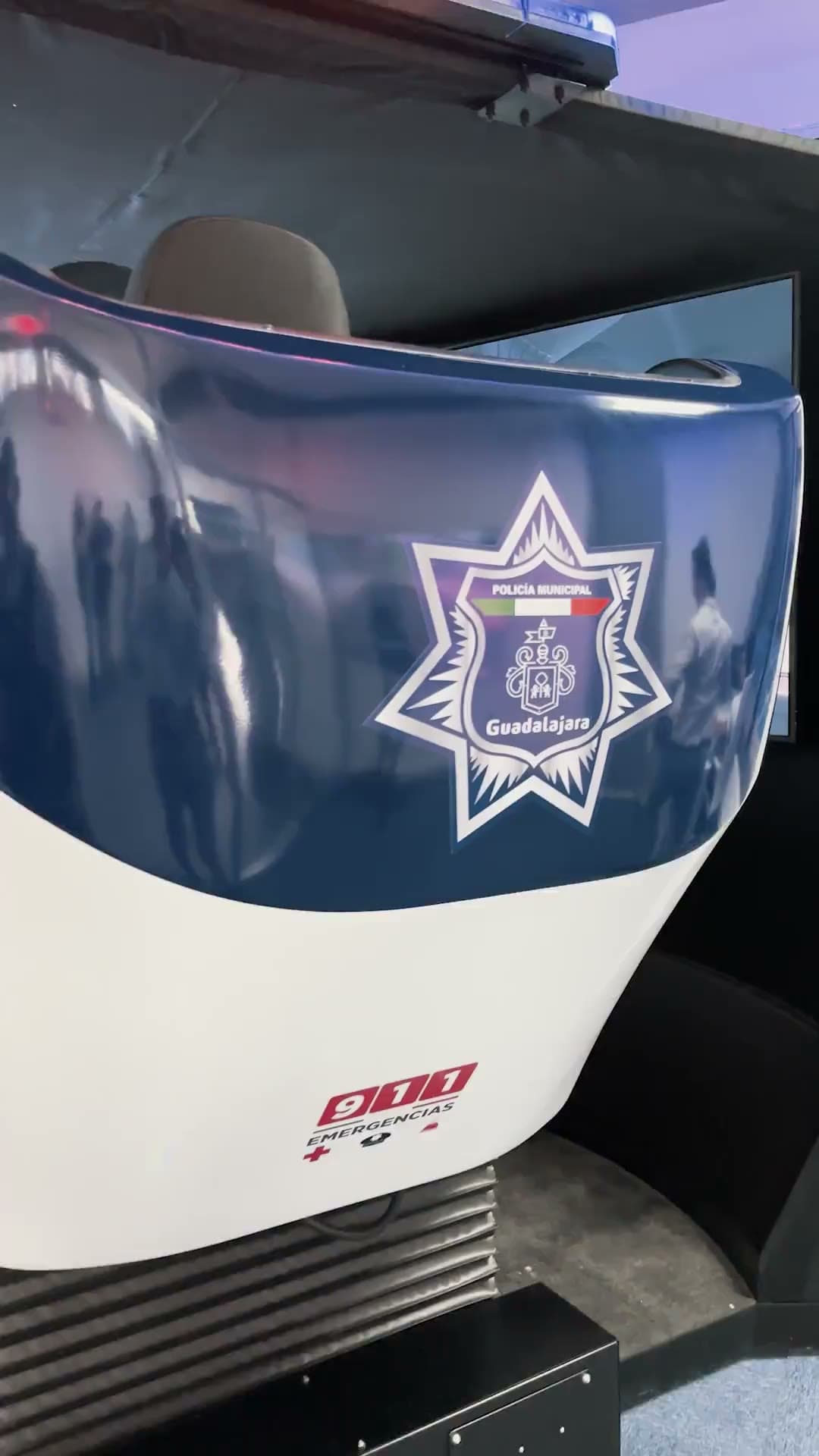 Elementos de la policía de Guadalajara entrenando en el simulador de patrulla APEX