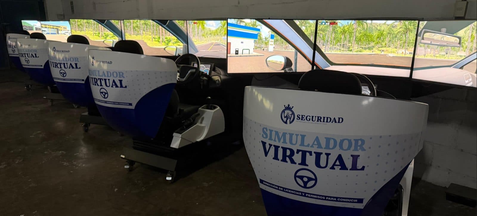 Aspirante presentando el examen práctico de licencia de conducir en un simulador APEX de Guanajuato