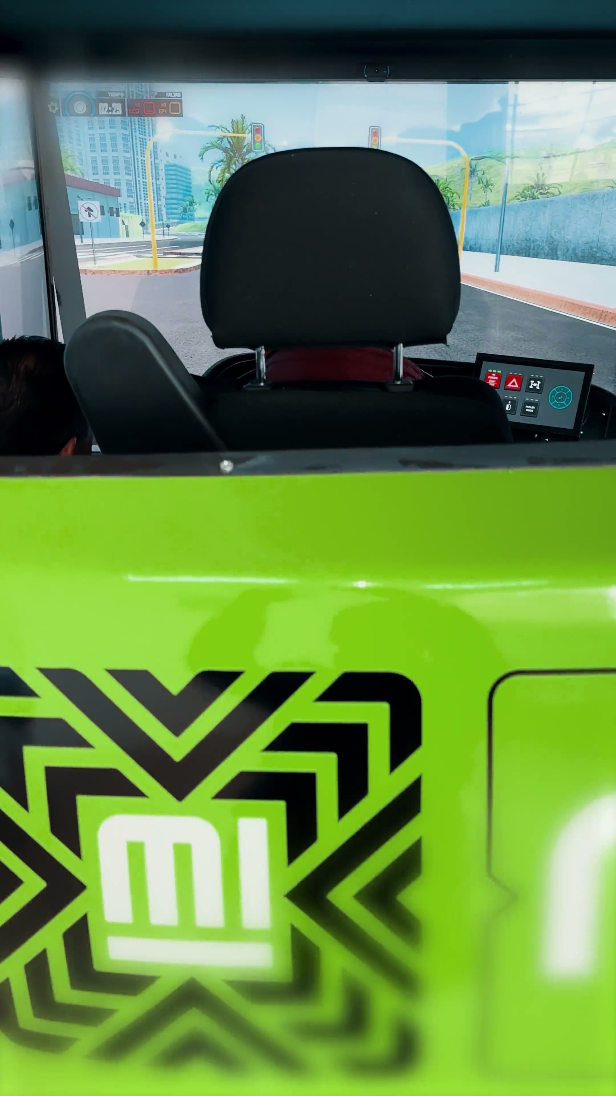 Simulador de autobús APEX con cabina RTP en centro de capacitación de operadores