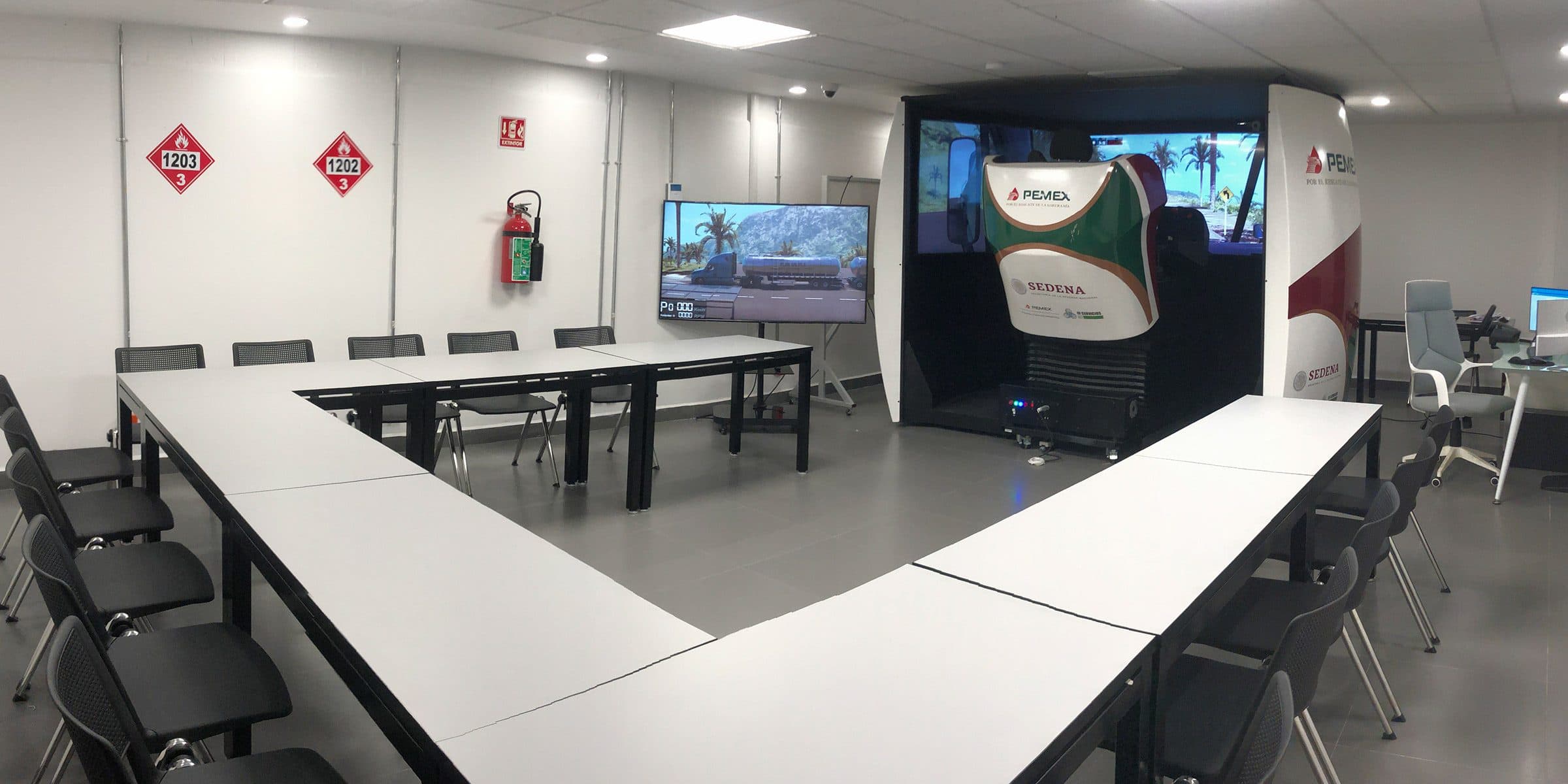 Aula interactiva de capacitación con el simulador de autobús APEX