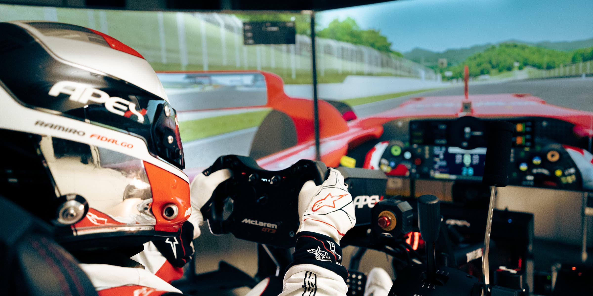 Volante y pedales profesionales del simulador con movimiento MotionGP de APEX
