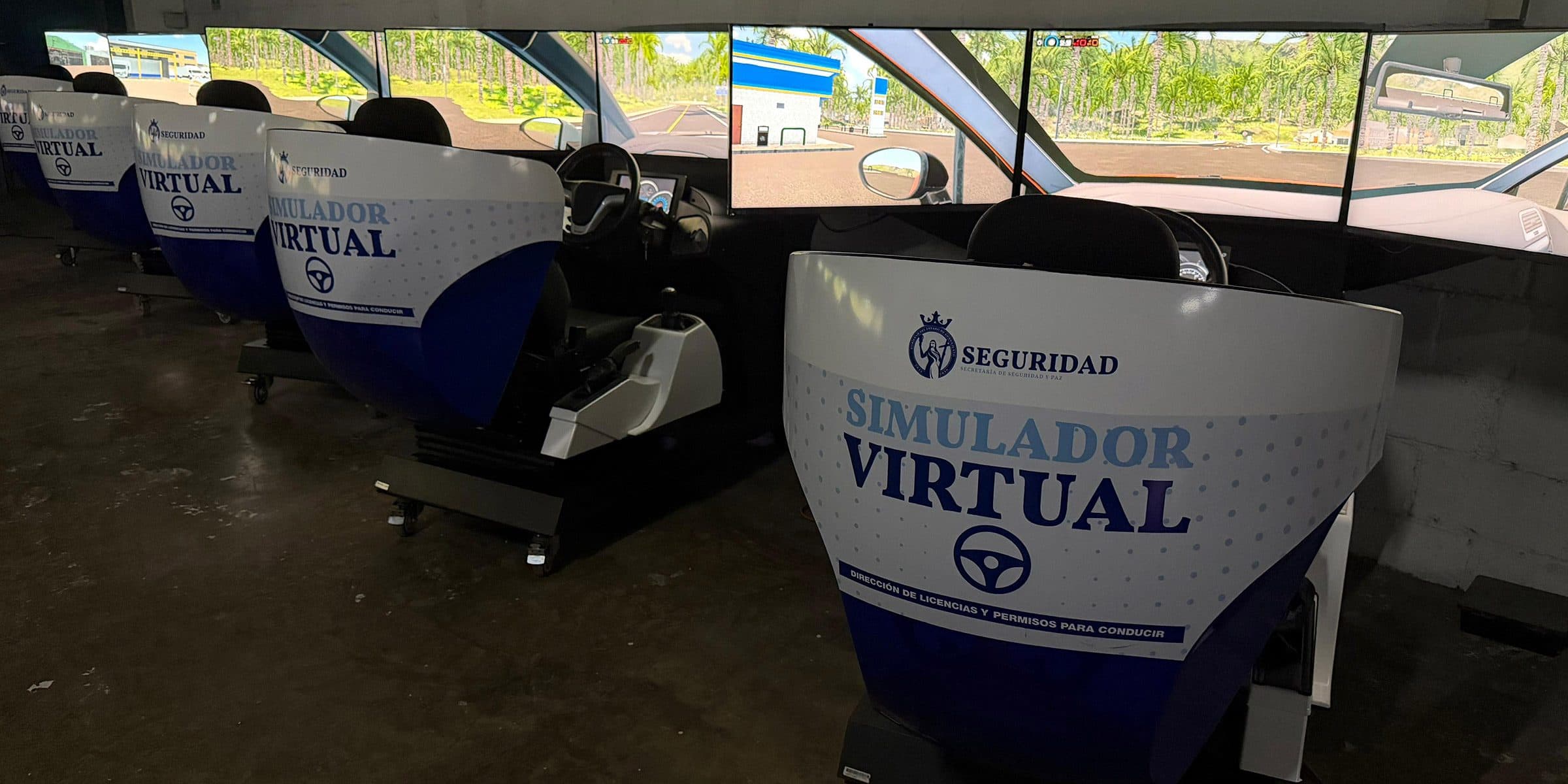 Escenario de lluvia y visibilidad reducida en el simulador de coches APEX