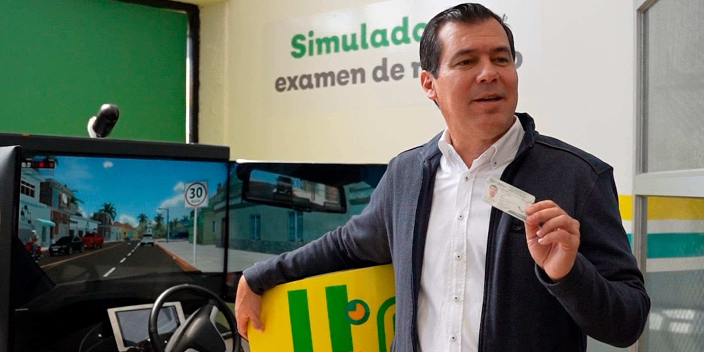 Aspirante presentando el examen práctico de licencia de conducir en el simulador APEX