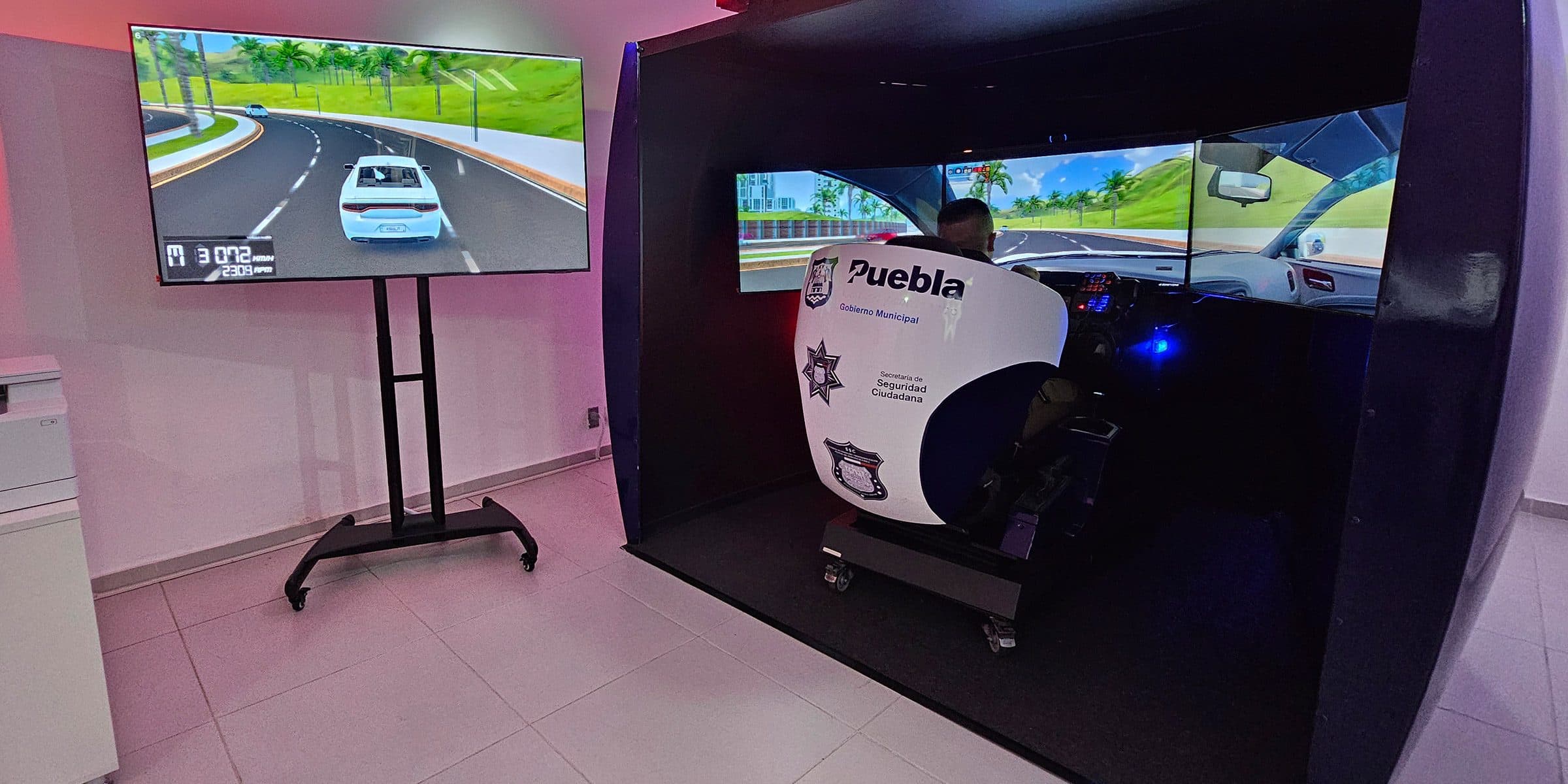 Cabina de automóvil del simulador APEX con volante, pedales y tablero reales