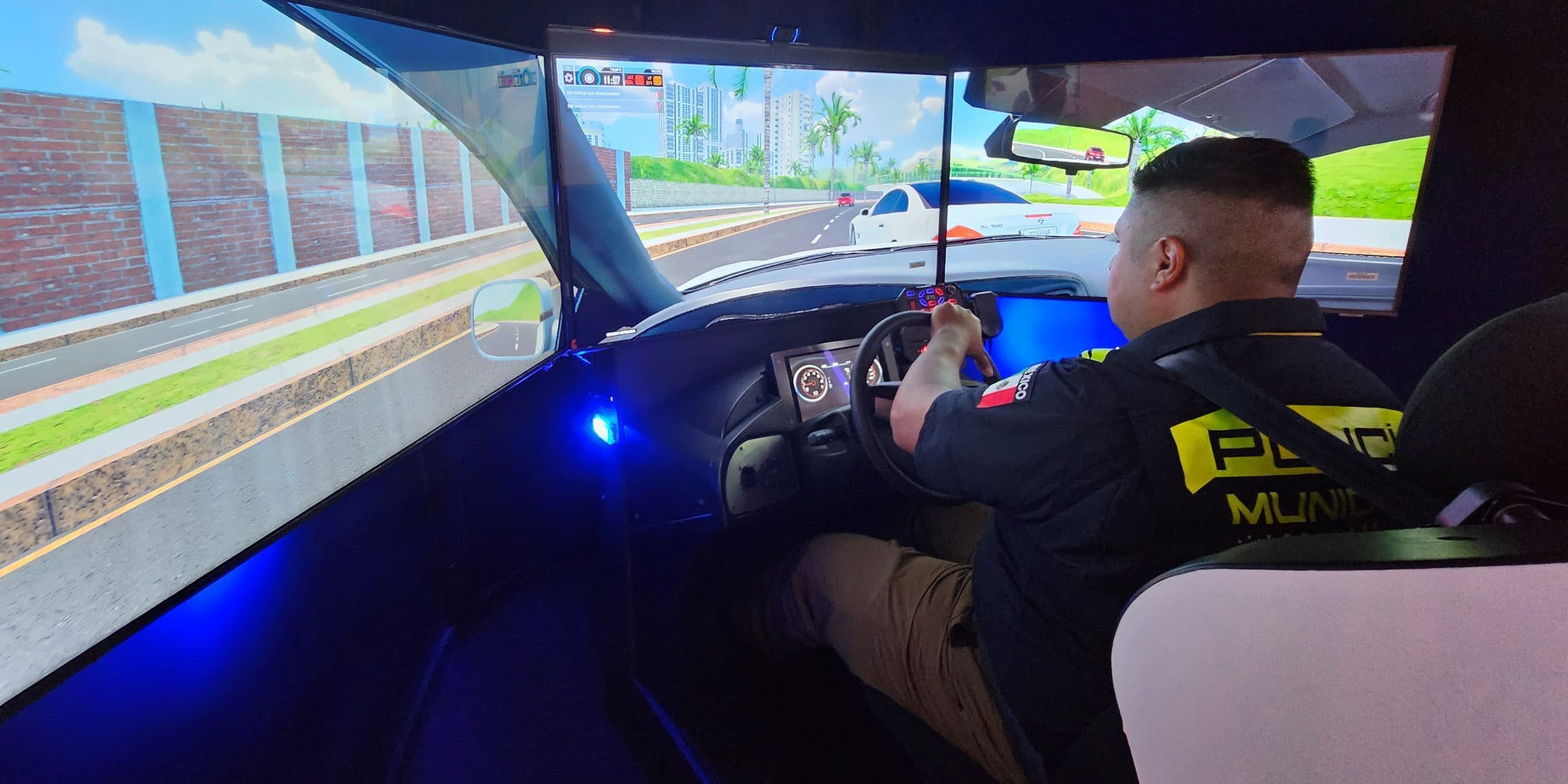 Campo visual envolvente con espejos activos del simulador de coches APEX