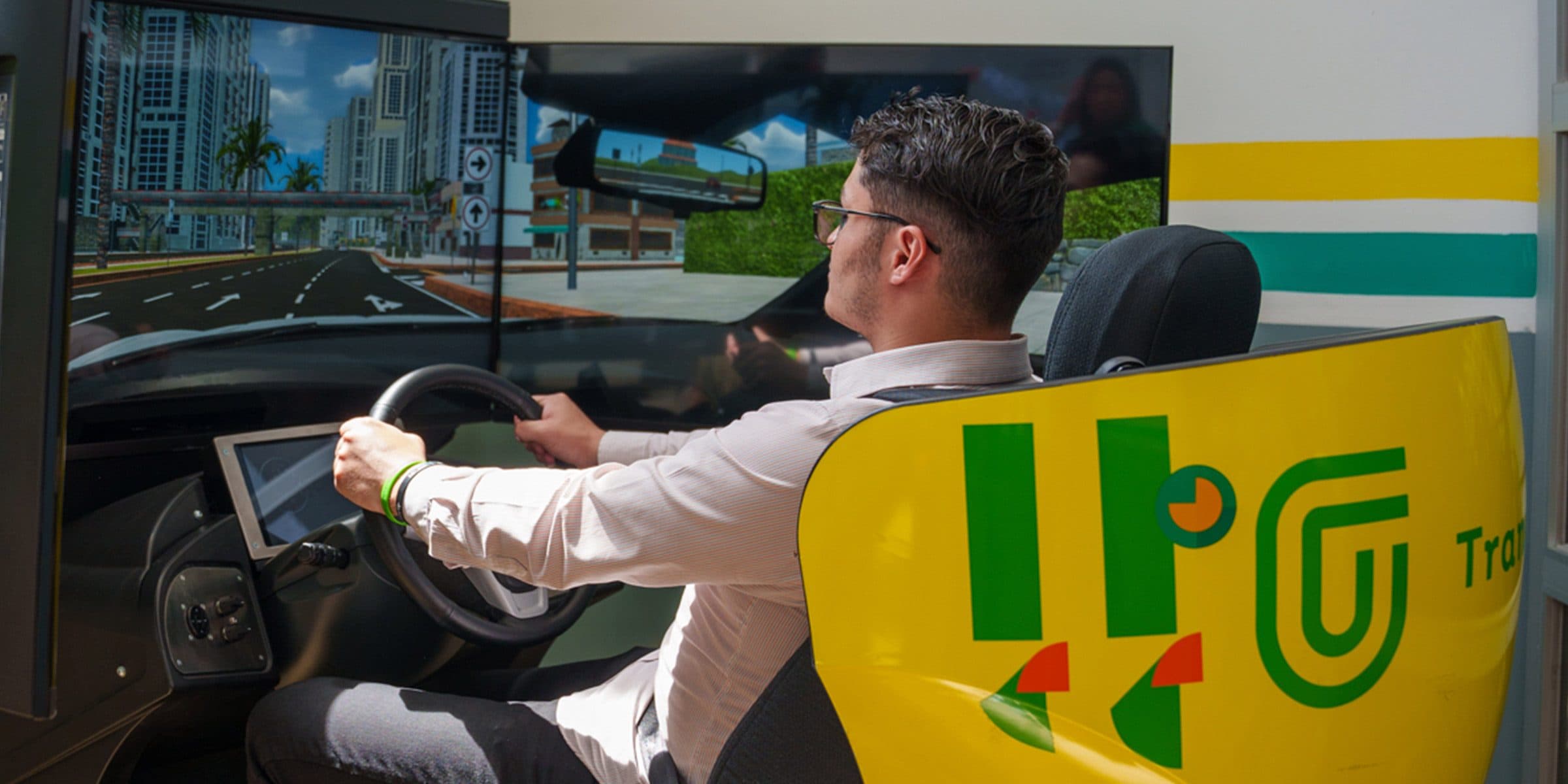 Controles reales de automóvil en la cabina del simulador APEX