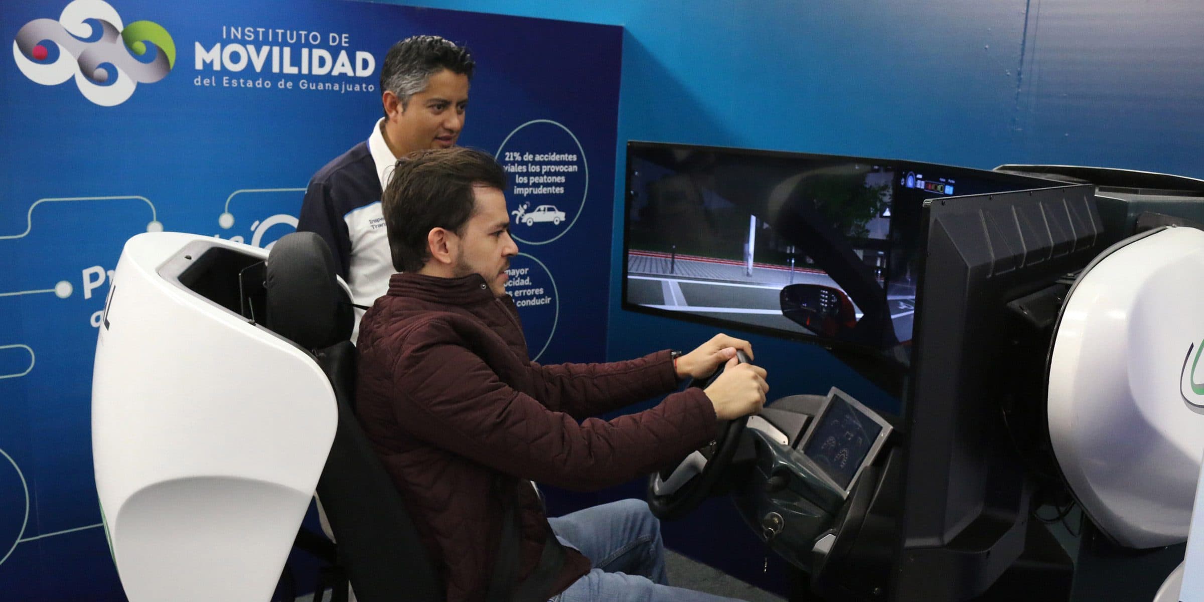 Estación de control multiusuario del simulador de coches APEX