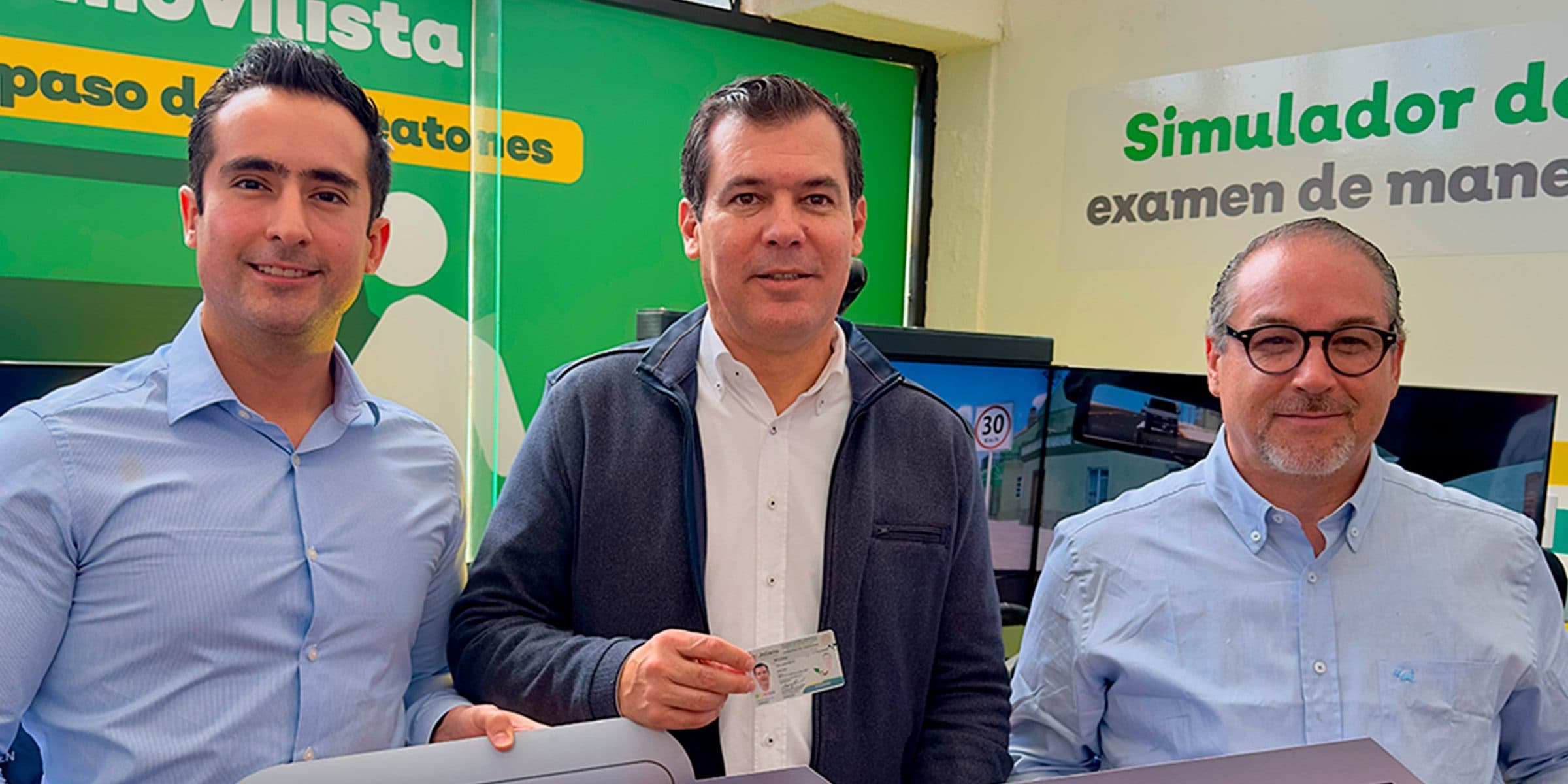 Equipo APEX instalando y entregando un simulador de coches en el módulo del cliente