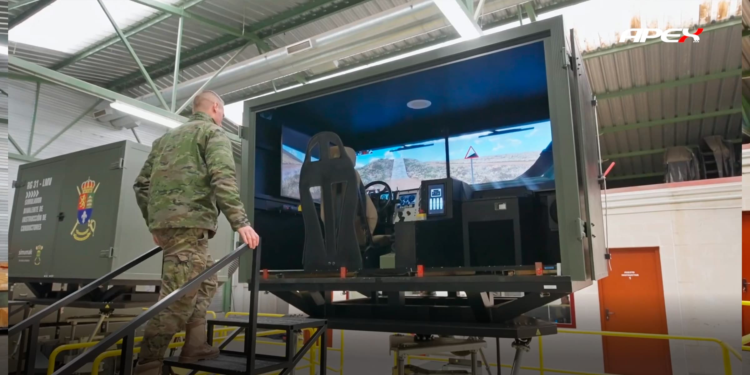 Puesto de conducción replicado del simulador de vehículos militares APEX