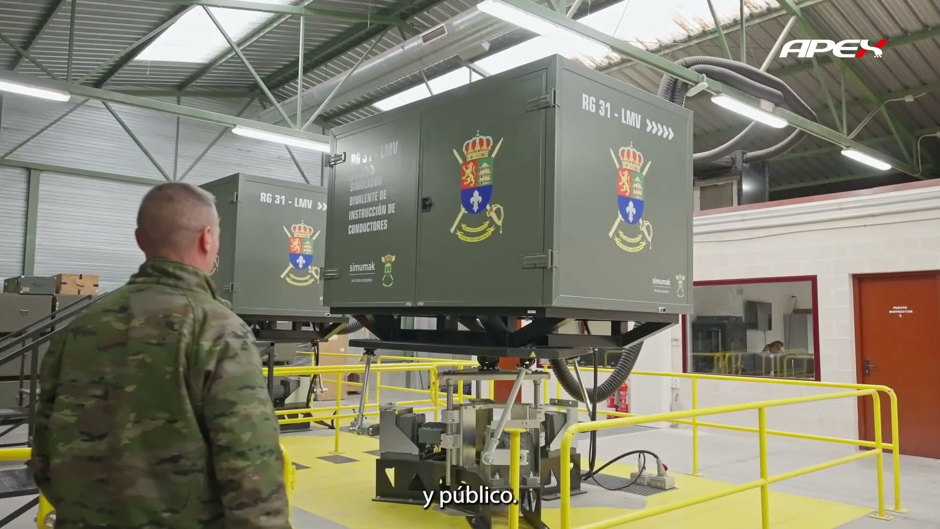 Simulador de vehículos militares APEX con réplica del puesto de conducción
