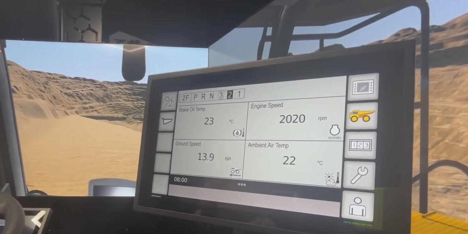 Tablero digital del camión minero replicado dentro del simulador