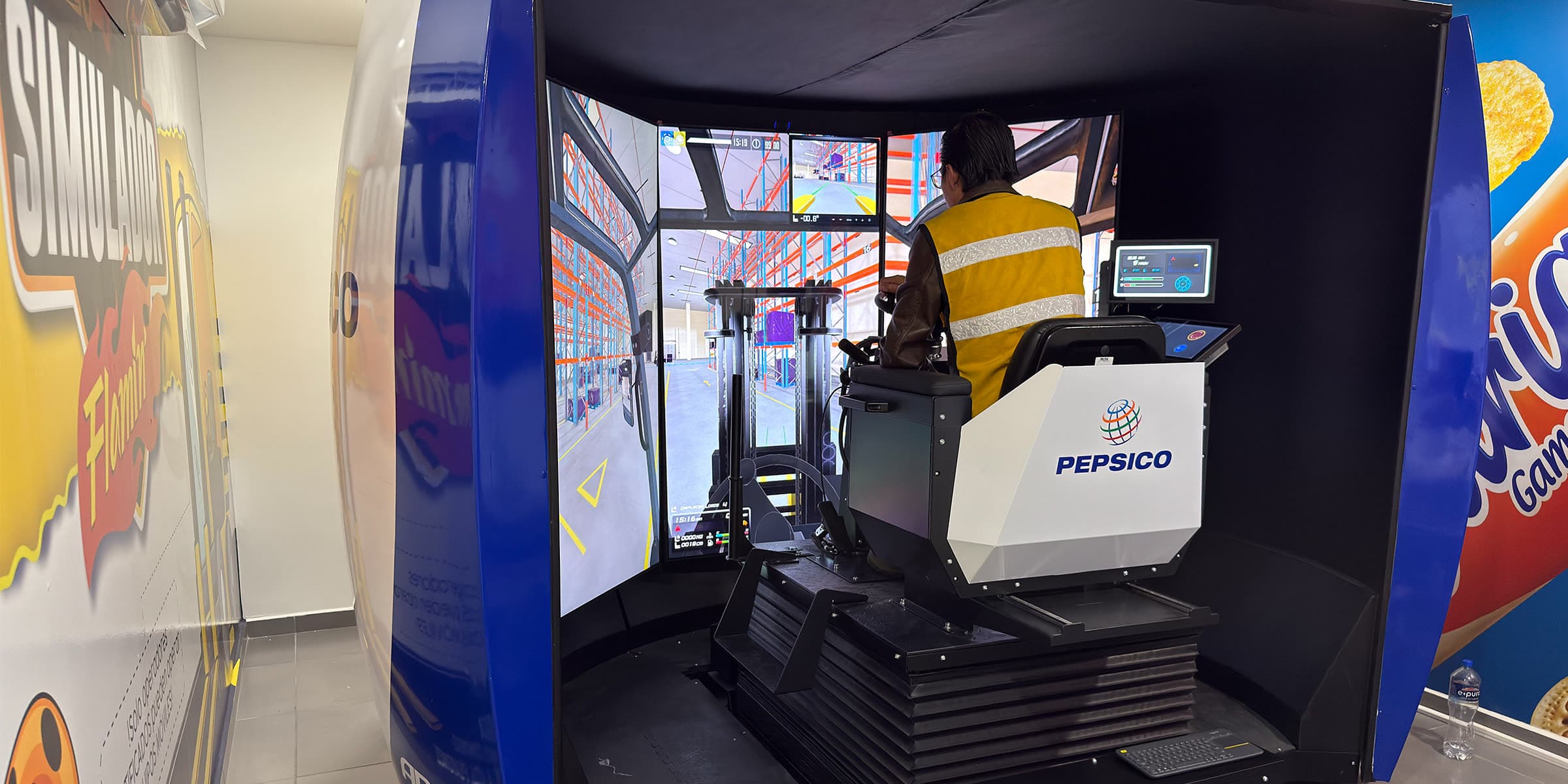Puesto de conducción del simulador de montacargas APEX con mandos reales