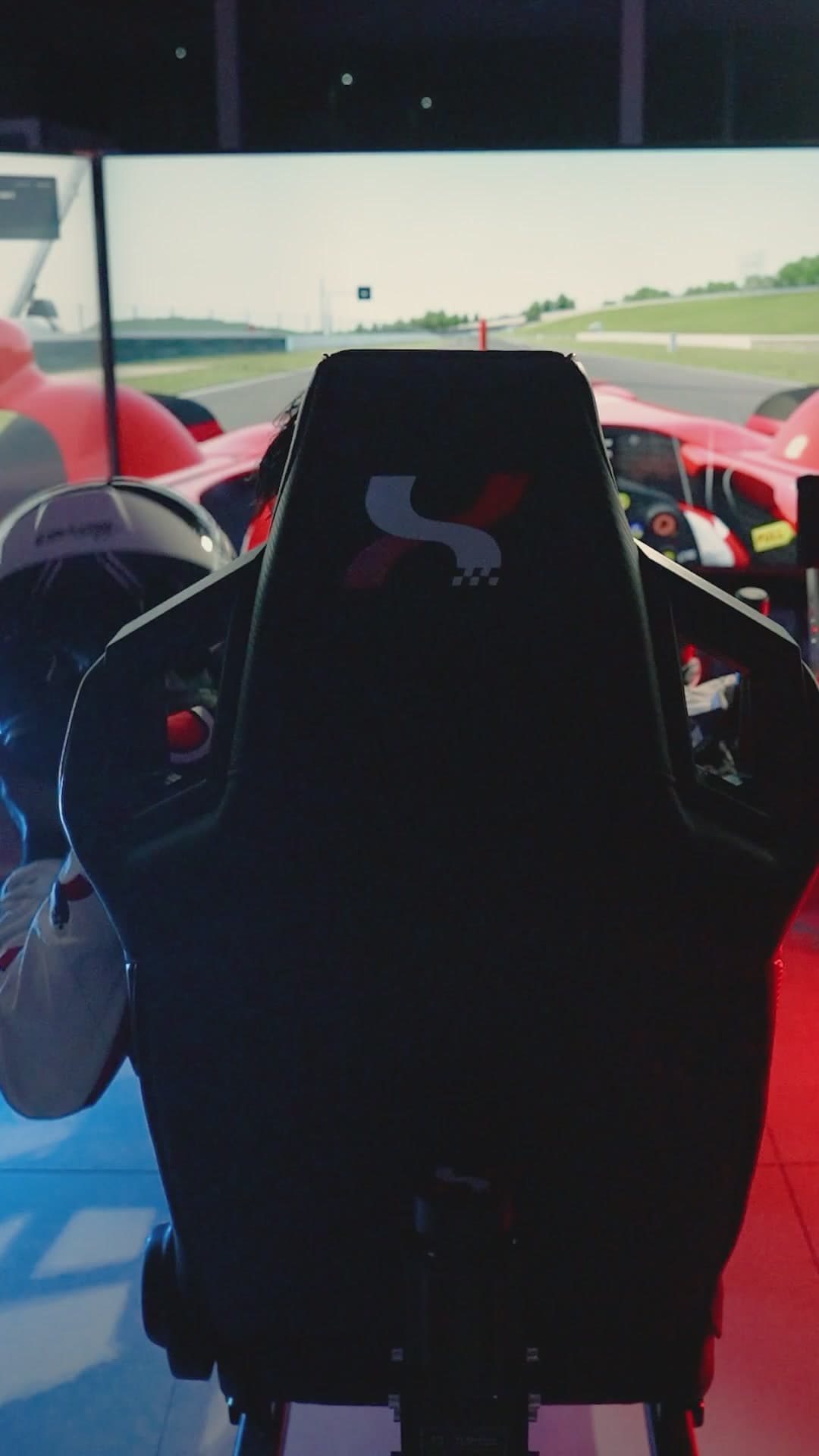 Simulador de carreras con movimiento MotionGP de APEX en una activación de marca