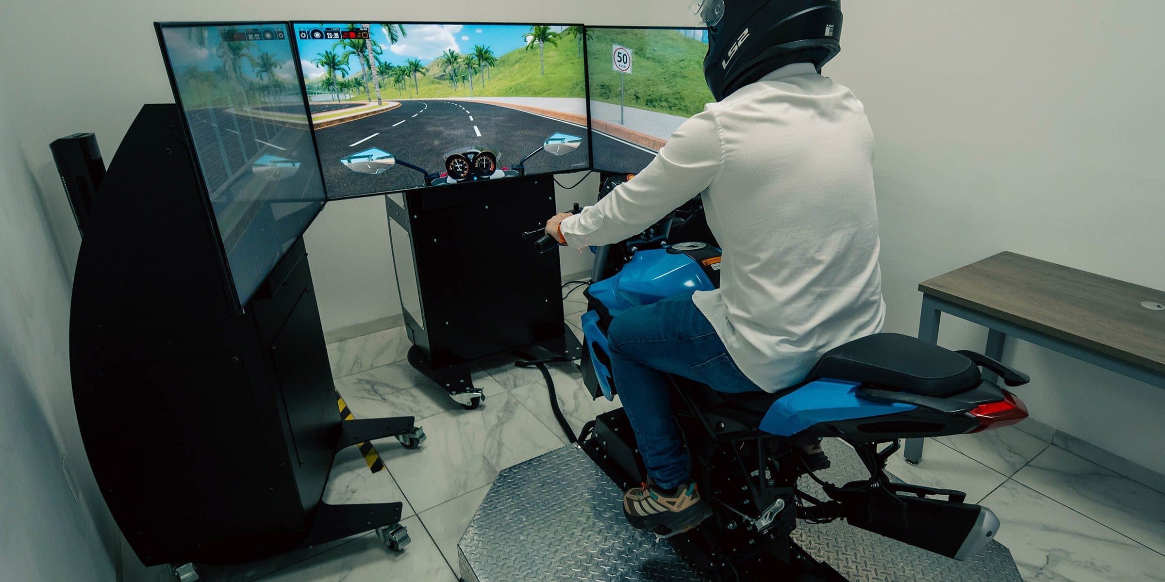 Controles y mandos reales del simulador de motocicleta APEX