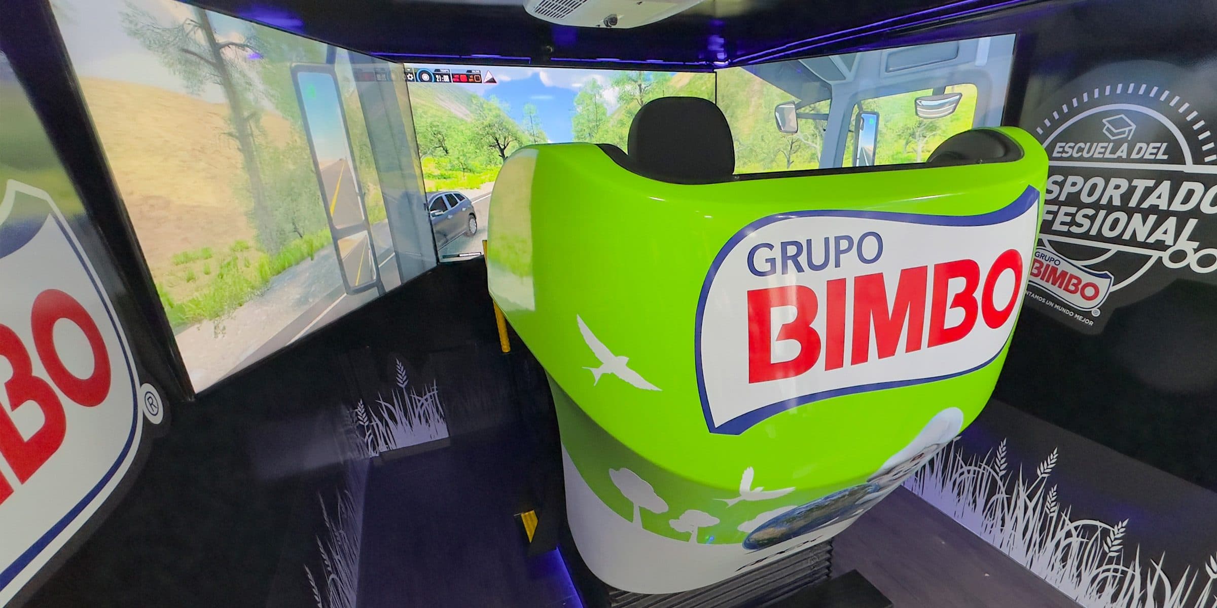 Estación de control multiusuario APEX: el instructor conduce un segundo vehículo interconectado con el simulador del operador
