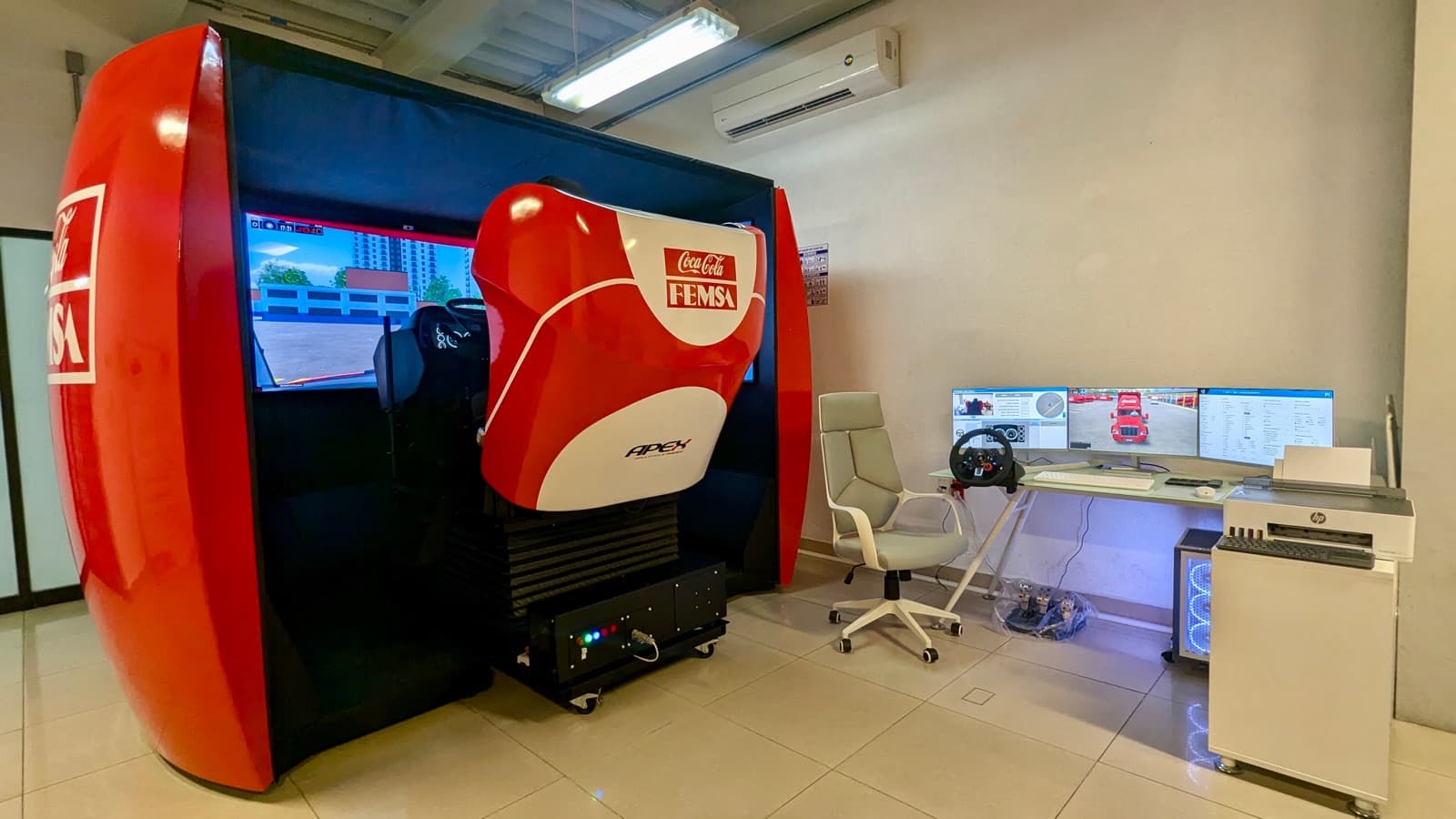 Simulador de transporte pesado APEX con cabina real y proyección envolvente en operación